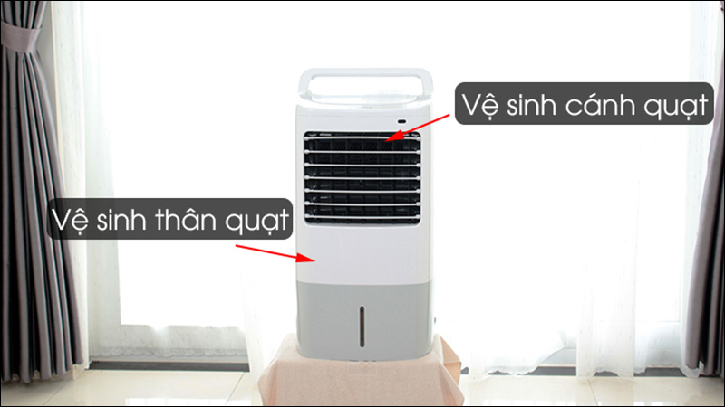 Bạn có thể vệ sinh thân và cánh quạt bằng khăn ẩm